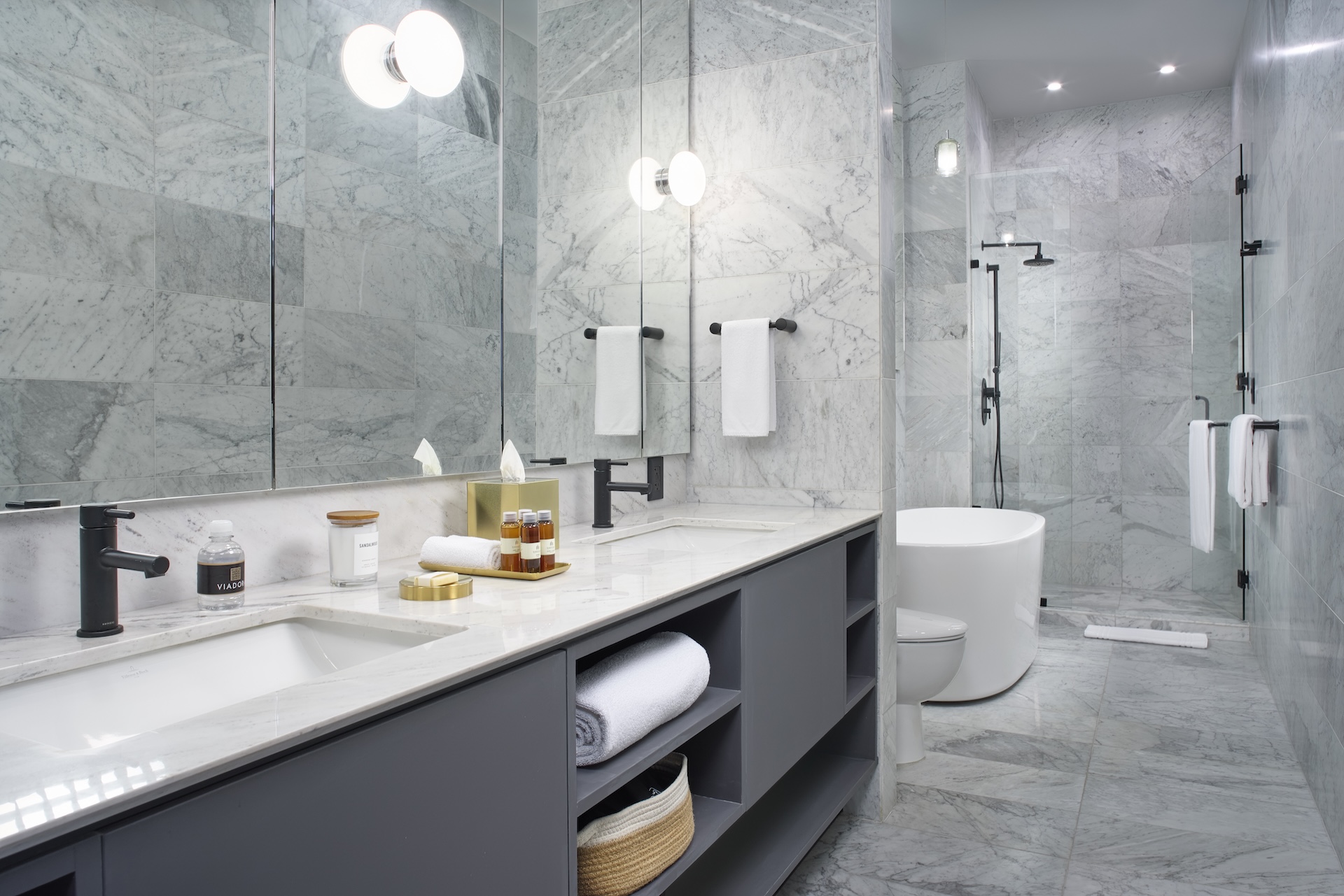 ENSUITE BATH WITH TUB