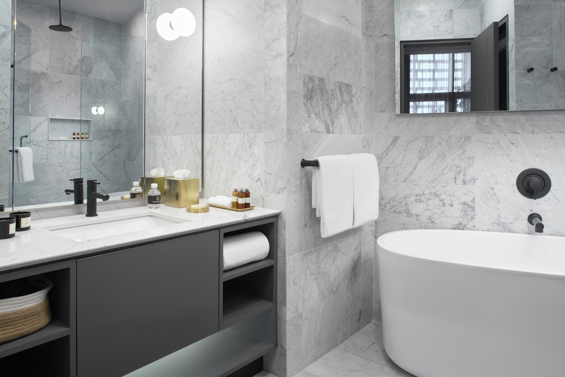 ENSUITE BATH WITH TUB