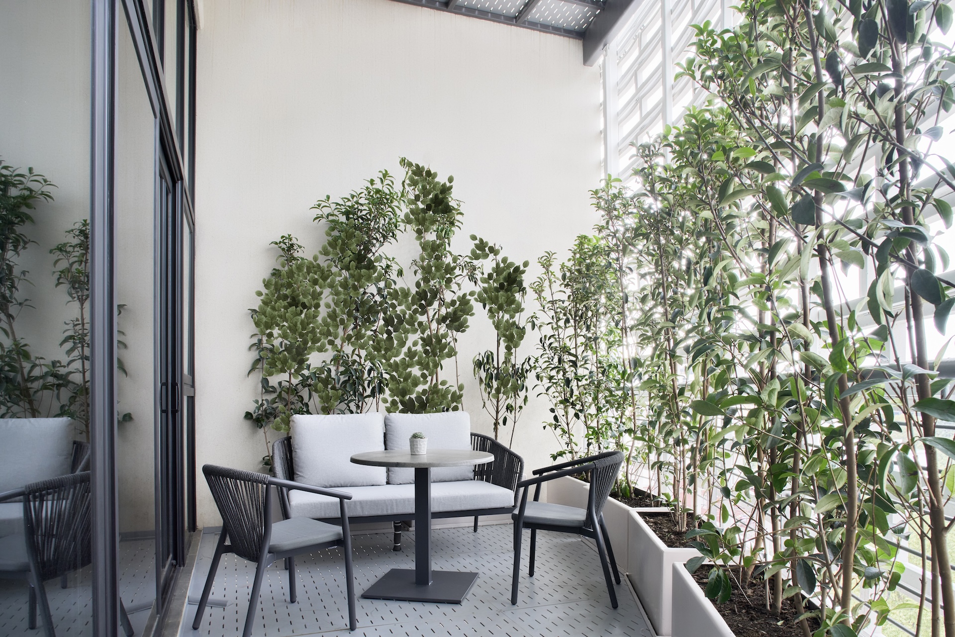 PRIVATE OUTDOOR TERRACE