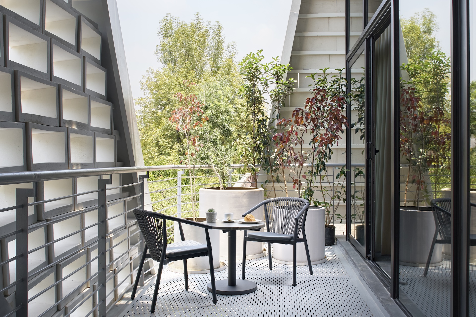 PRIVATE OUTDOOR TERRACE