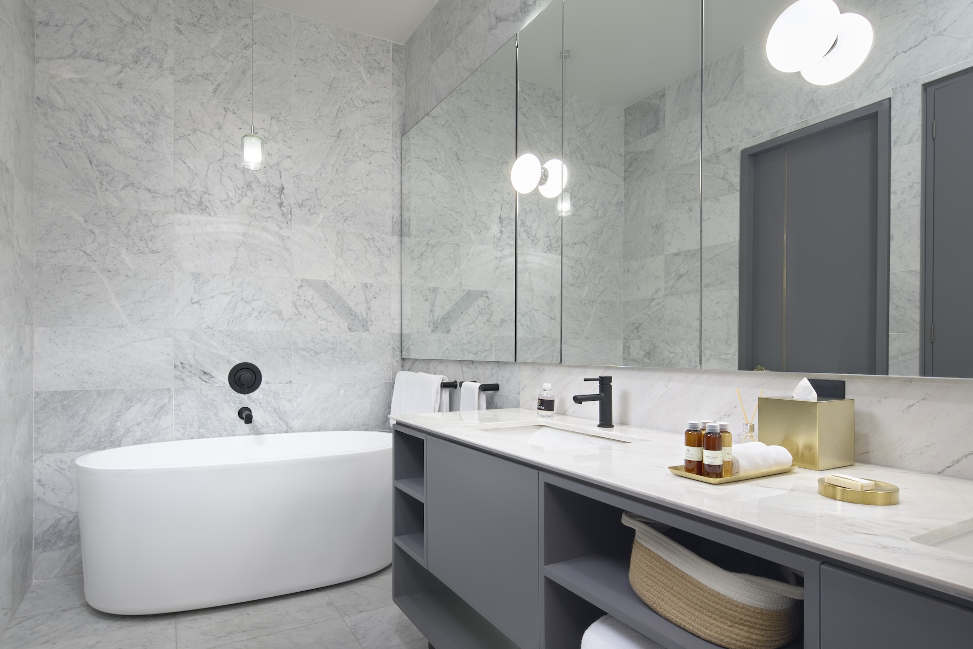 ENSUITE BATH WITH TUB